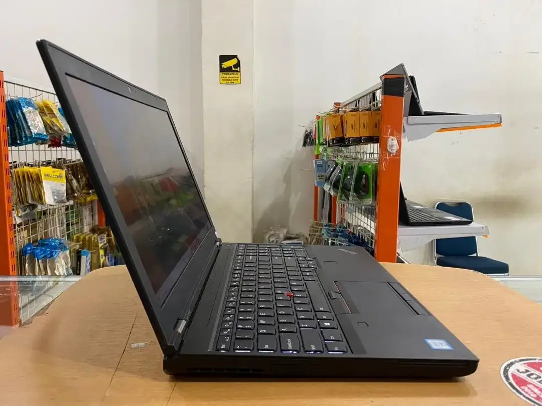 Lenovo ThinkPad P50 Intel Xeon Ram 32GB SSD 512GB Nvidia 4G Mulus - Image 3 of 10