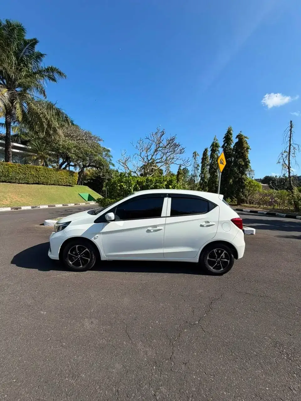 BRIO NEW E SATYA MATIK PUTIH PMK 2026 PLAT DK ASLI BALI LOW KM 800 ORI - Image 8 of 10
