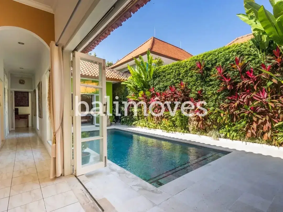 Dijual: Vila Empat Kamar Tidur yang Memukau dengan Status Hak Sewa di Area Pantai Sanur - Image 2 of 10
