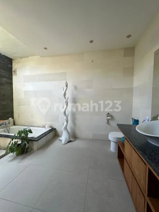Villa Modern Tropis Canggu Dekat Pantai Batu Bolong - Image 2 of 4