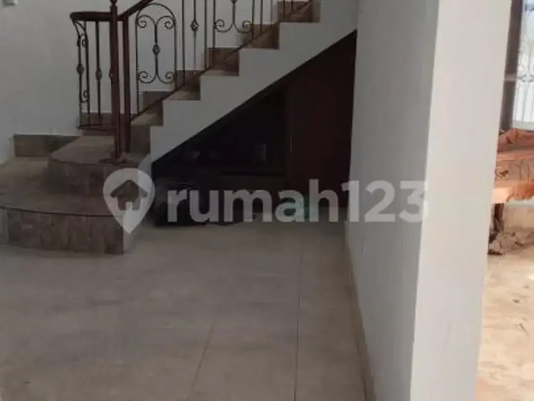 Dijual Rumah Luas 2 Lantai Strategis di Denpasar Utara - Image 2 of 10