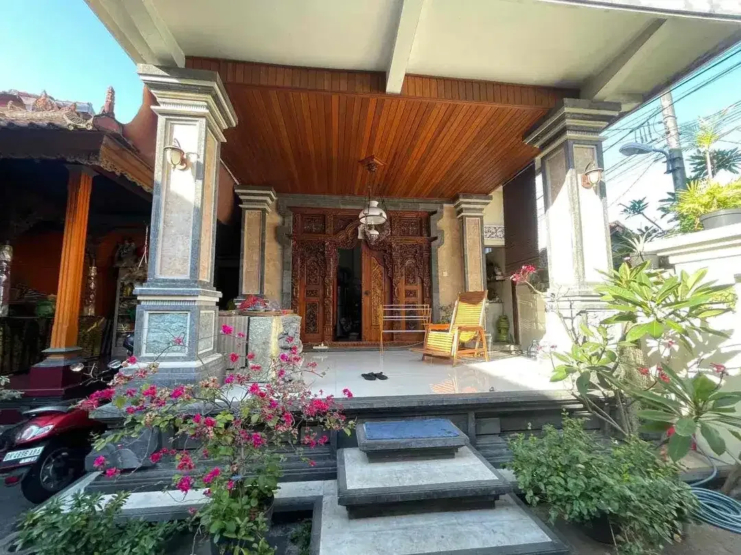 Dijual Cepat Rumah Lantai 2 Style Bali & Sangat Dekat dengan Jalan Induk Gunung Agung Denpasar Barat - Image 3 of 8