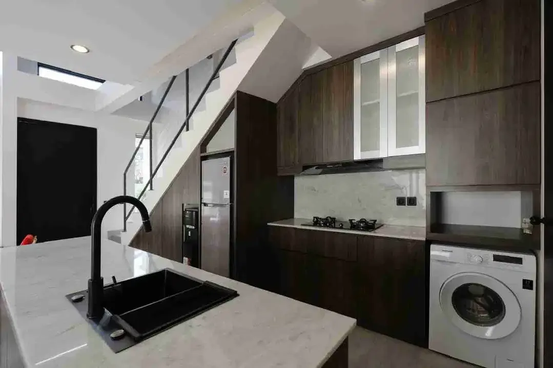 dijual villa baru lantai 2 lokasi semer kerobokan - Image 9 of 10