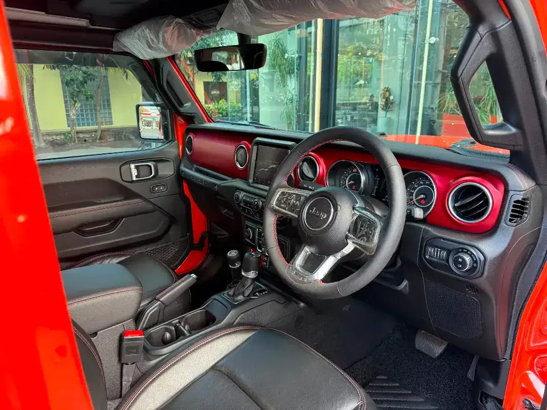 Jeep Rubicon JL 2.0L Sky One Touch 2023 - Image 8 of 10