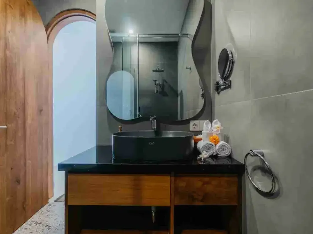 Vila Mewah Baru 3 Lantai Furnished di Kerobokan Badung - Image 7 of 10