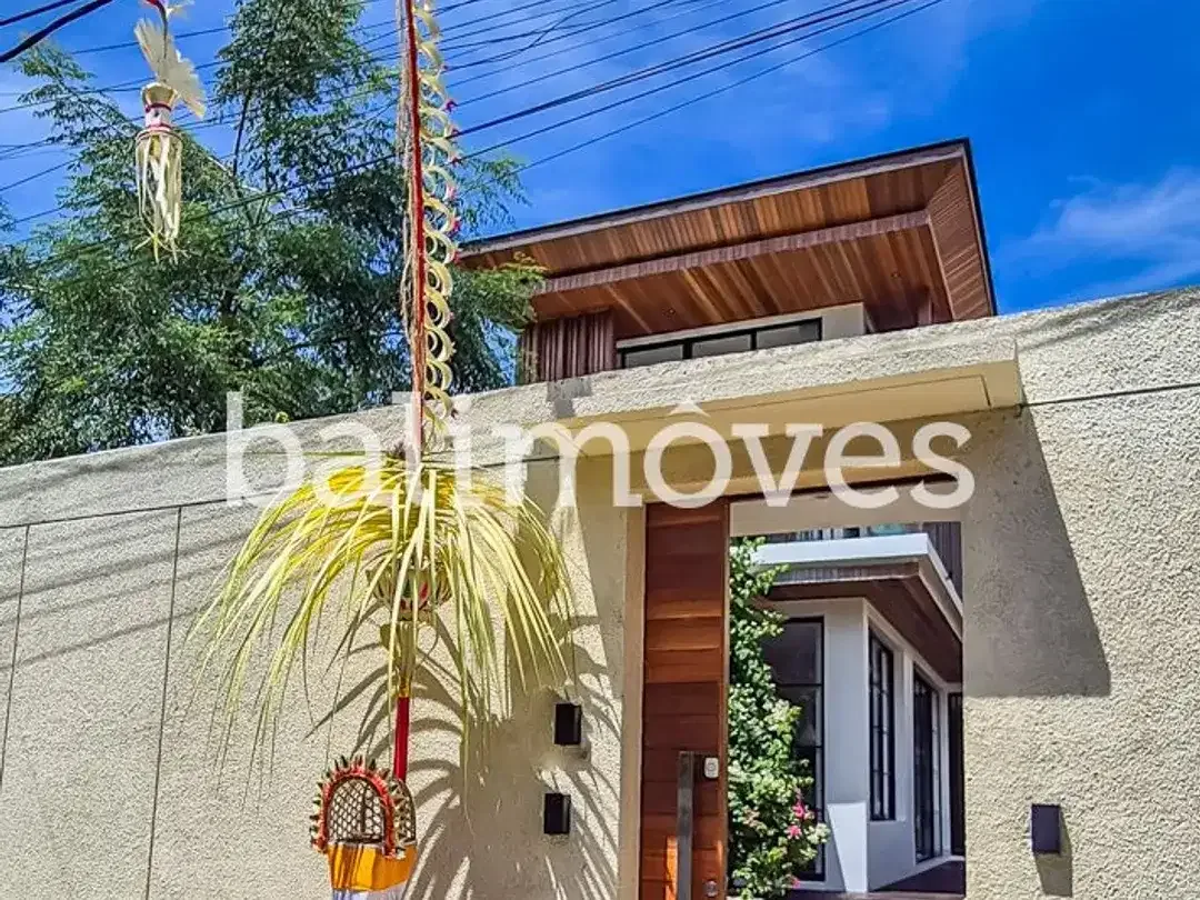 Vila Dua Lantai Tiga Kamar Tidur yang Menakjubkan di Tepi Pantai Sanur - Image 2 of 9