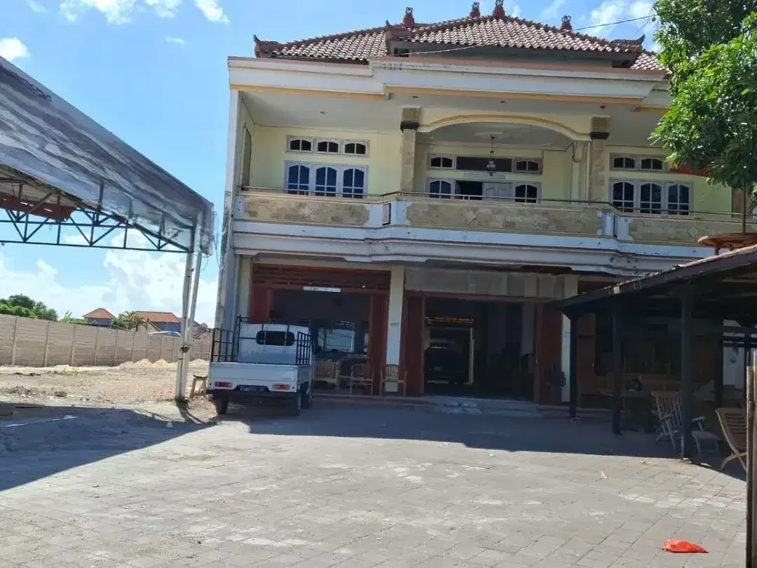 Tempat Usaha 3 Lantai dengan Parkir Luas Disewakan di Bypass Kuta - Image 1 of 8