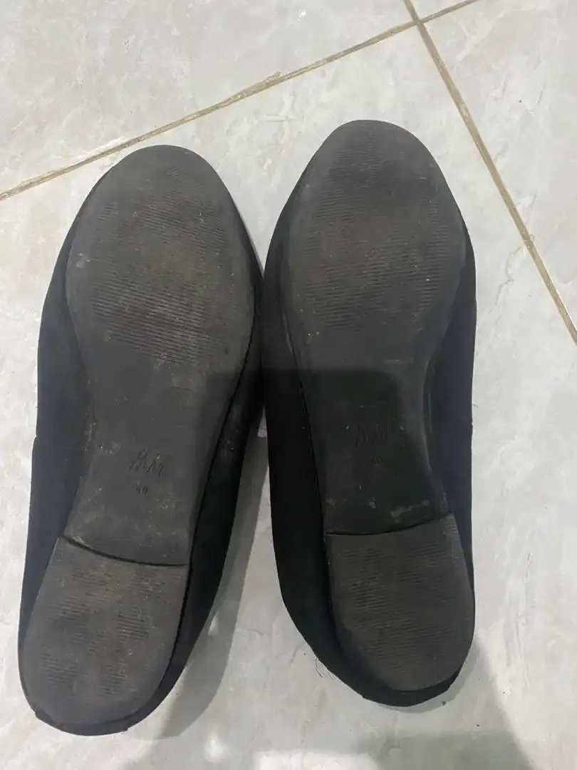Sepatu hitam merk hm - Image 2 of 2