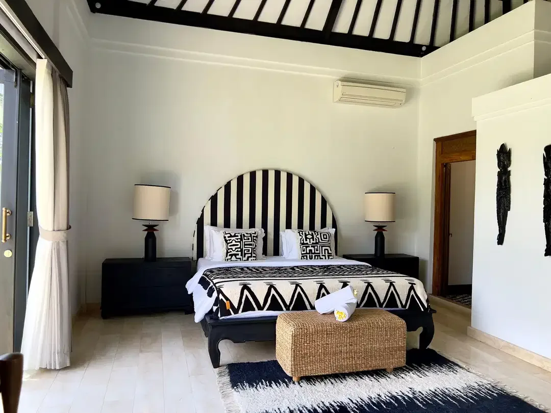 Villa Mewah Tropis Dekat Pantai Batu Bolong Canggu Bali - Image 5 of 10