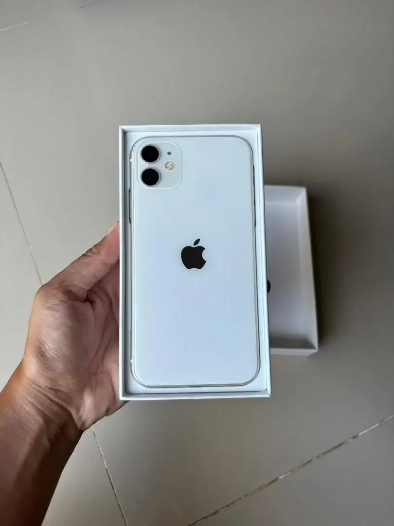 iPhone 11 64GB White inter - Image 1 of 8