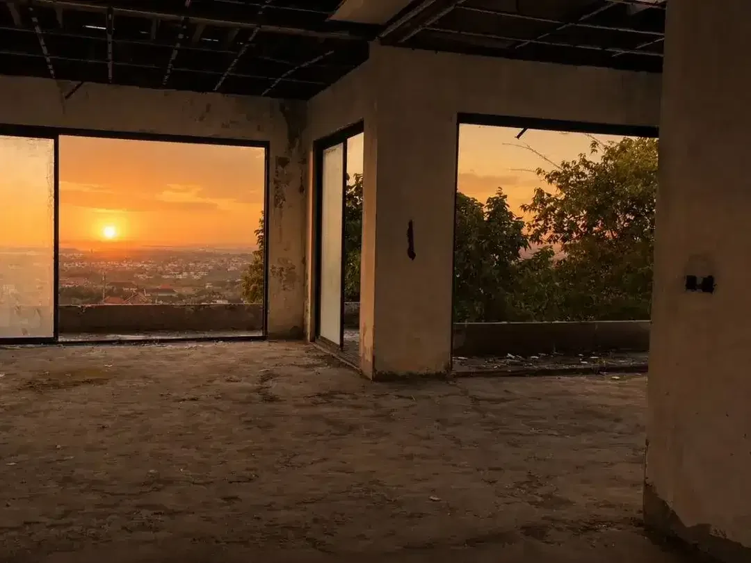 Rare Investment Opportunity: 927 sqm Freehold Ocean View Land with Unfinished 5-Bedroom Villa in Prestigious Nusa Dua - Image 8 of 10
