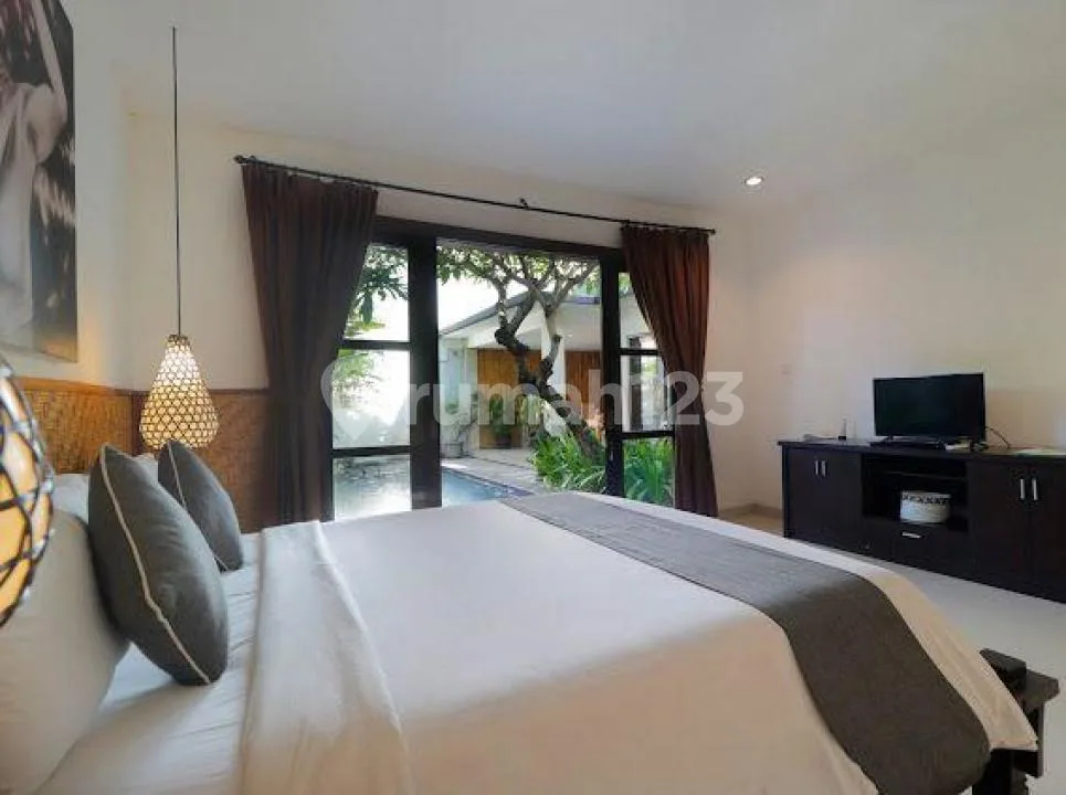 Villa di Pusat Area Seminyak Hanya 5 Menit ke Pantai Legian - Image 3 of 4