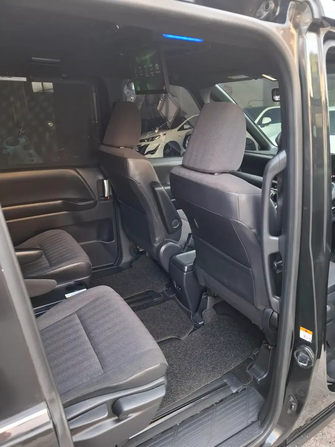 TOYOTA VOXY 2.0 Hitam - Image 6 of 6