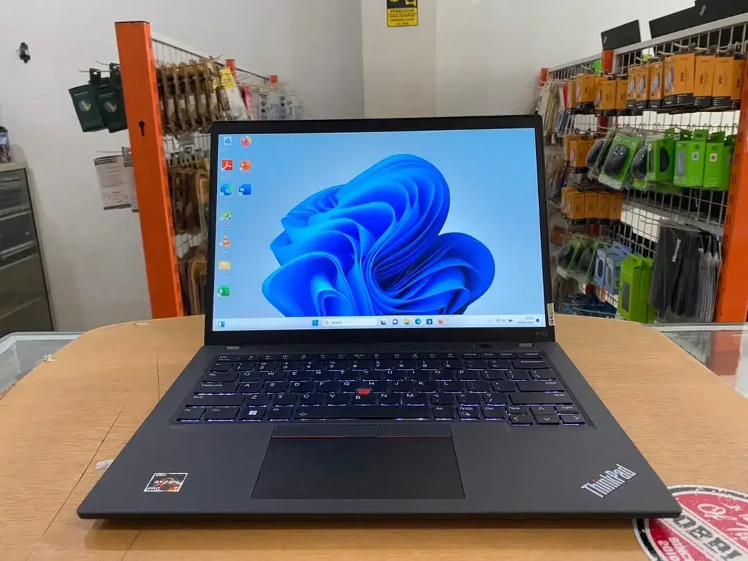 Lenovo ThinkPad P14S G3 Amd Ryzen 7 Pro 6850U Ram 16GB SSD 512GB Mulus - Image 1 of 10