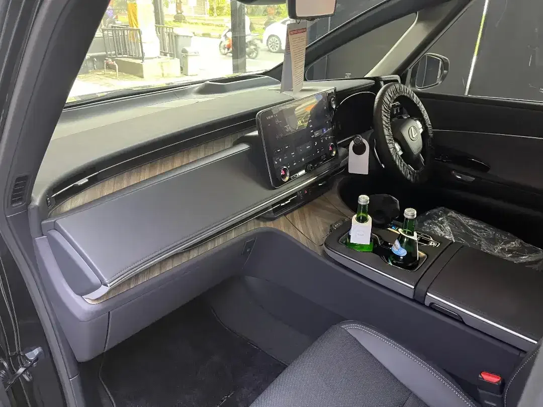 Brand New LEXUS LM 350 Hybrid 7 Seater 2024 Graphite Black , Asli Bali - Image 8 of 10