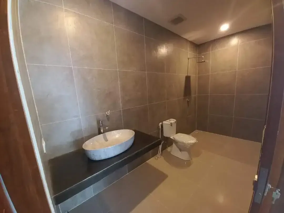 VILLA 3 BR FURNISHED KONDISI BARU LOKASI DEKAT PANTAI UNGASAN BALI - Image 2 of 10