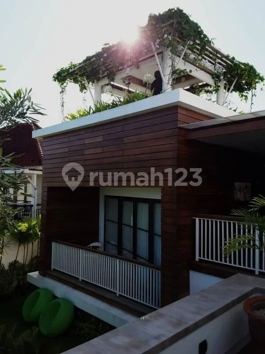 Villa 3Lt Ruang Karaoke Jacuzzi Kawasan Strategis di Pecatu Graha - Image 2 of 4