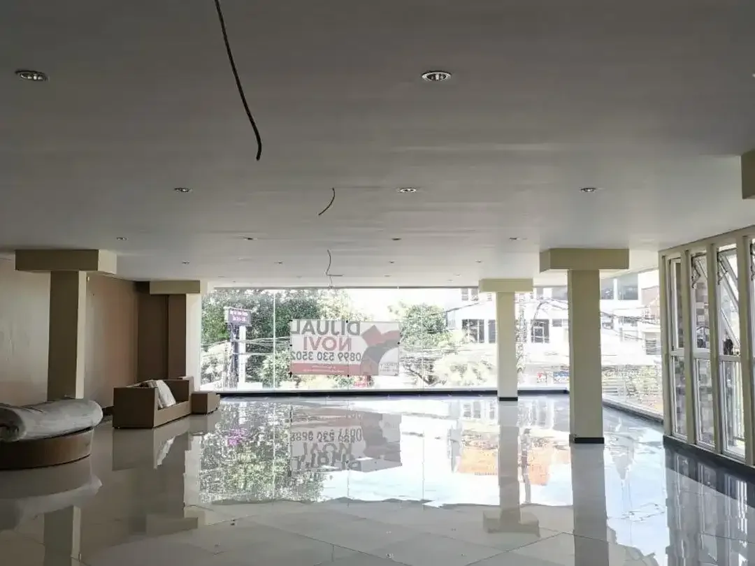 RUKO 3 LANTAI MODERN DIJUAL & DISEWAKAN – AREA IMAM BONJOL - Image 1 of 10