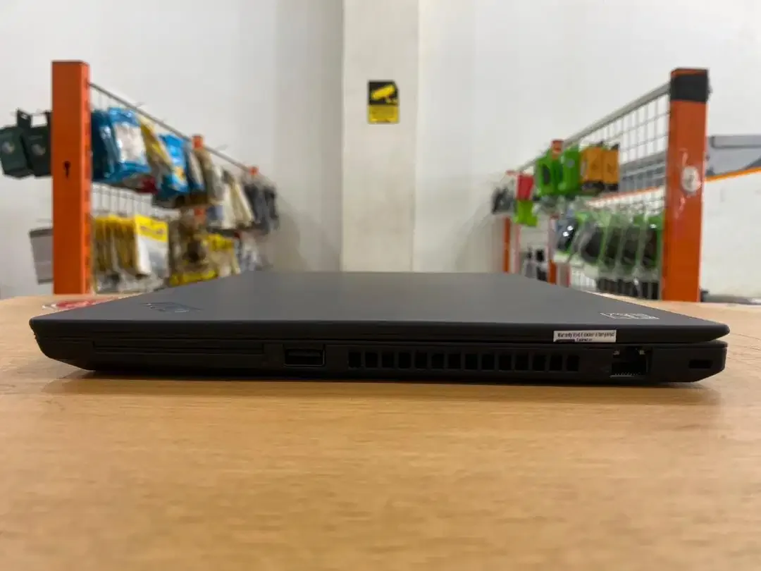 Lenovo ThinkPad T495 Amd Ryzen 7 Pro Ram 16GB SSD 512GB VGA 2GB Mulus - Image 5 of 10