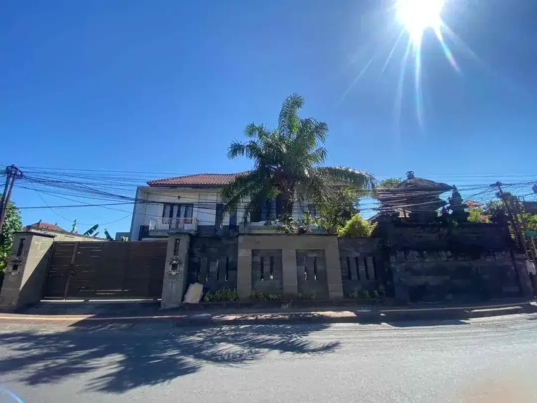 DIJUAL / DISEWAKAN RUMAH MEWAH 2 LANTAI – JAYAGIRI DENPASAR - Image 1 of 9