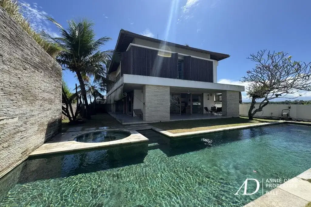 FREEHOLD | CLASSIC MODERN VILLA WALK TO THE BEACH IN CEMAGI - Image 2 of 10