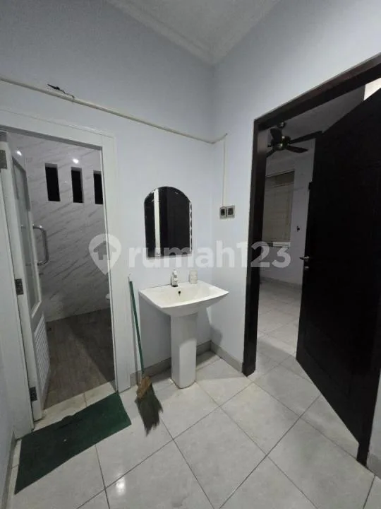 Rumah Hook 2 Lantai Suasana Tenang Renon Denpasar Bali - Image 3 of 4