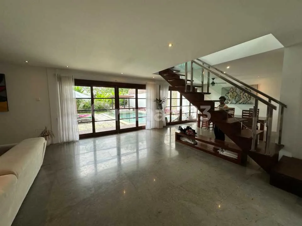 LT 409MÂ² di Seminyak Itu Langka, Apalagi Sudah Berdiri Villa Fully Furnished + Swimming Poll, Siap Huni/Disewakan - Bali - Image 3 of 4