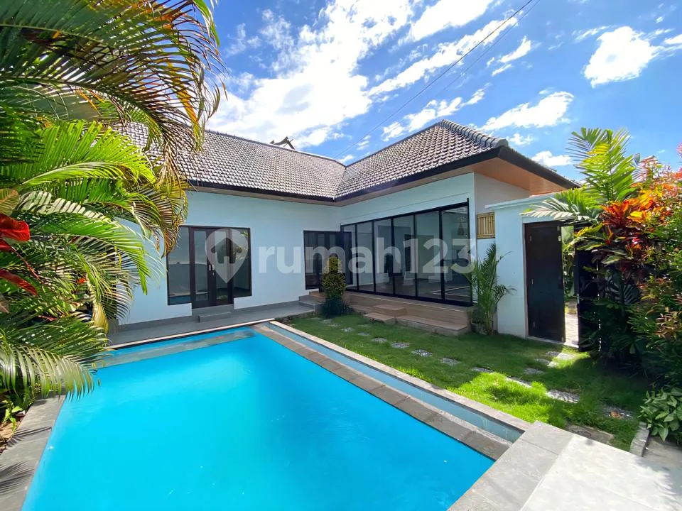 Villa Cantik 3 Kamar di Tumbak Bayuh Semi Furnished dengan Taman - Image 1 of 4