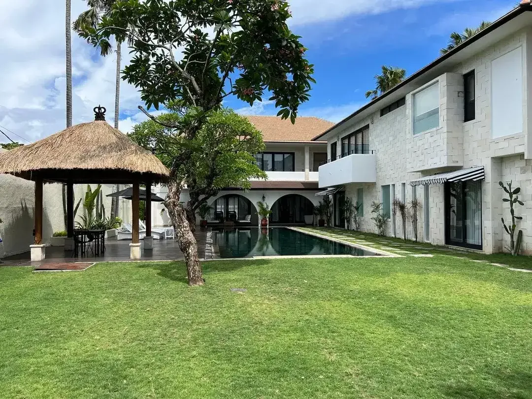 Luxury 7 Bedroom Villa – Walking Distance to Batu Belig Beach - Image 8 of 10