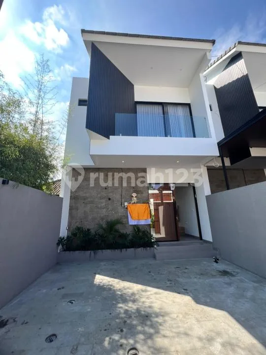 Disewakan - Rumah Baru dengan Gaya Modern Minimalis di Kawasan Renon, Fully Furnished, Dekat dengan Kawasan Sanur - Image 1 of 4