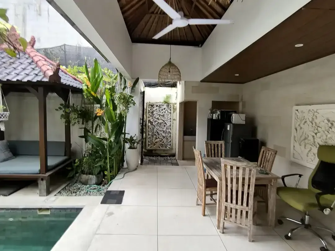 Dijual Siap huni  3 Vila 3 private pool & 1 unit loft di 1 komplek di  BALI UMALAS Bumbak - Image 5 of 10
