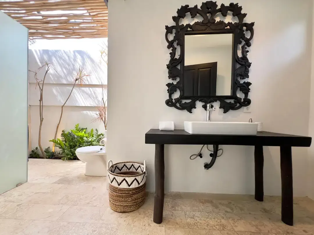 Villa Mewah Tropis Dekat Pantai Batu Bolong Canggu Bali - Image 8 of 10