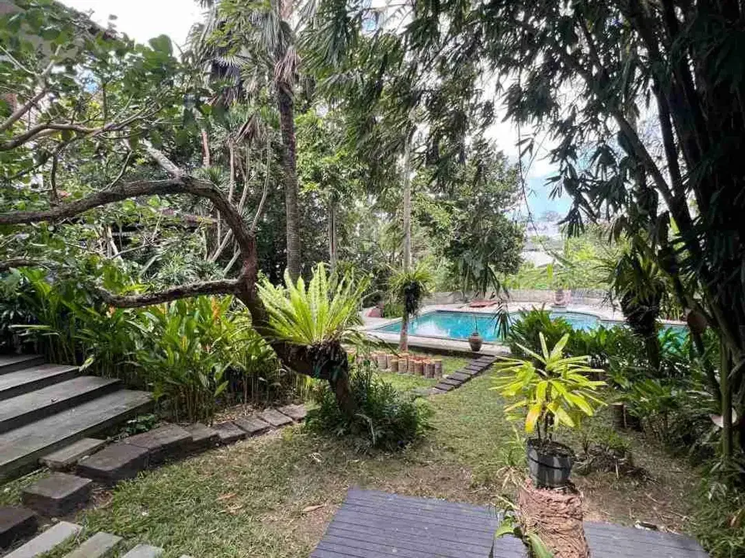 VILLA LANTAI II DAN BUNGLOW YG SANGAT LUAS DENGAN KEBUN YG HIJAU MENAWAN DI AREA TUMBAKBAYUH DI BAWAH HARGA PASARAN - Image 5 of 10