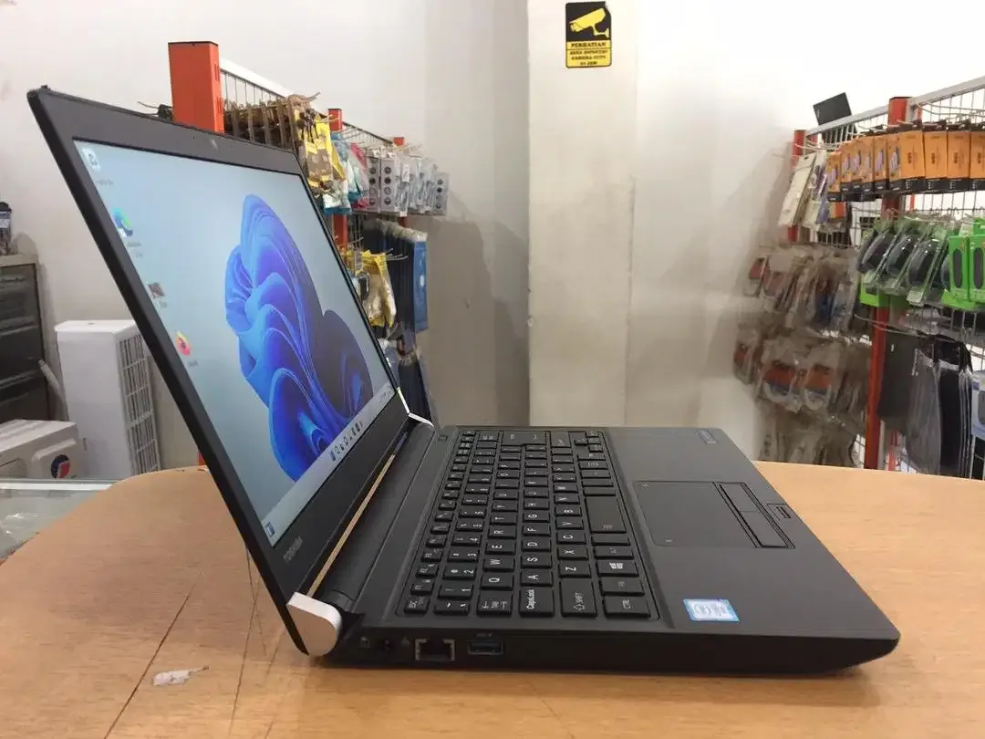 Laptop Toshiba Portege R30C Core i3Gen6 Ram 8GB SSD 128GB Slim Ringan - Image 3 of 10