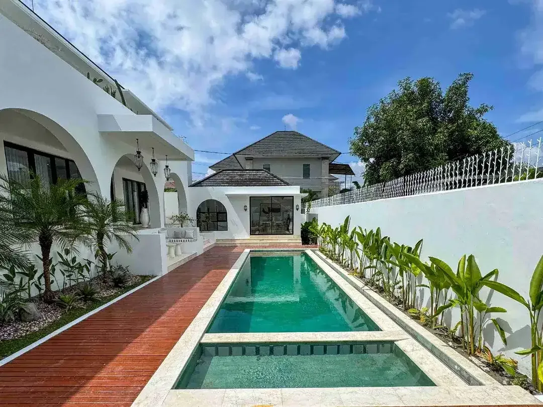 4 BEDROOMS VILLA IN CANGGU BERAWA FOR SALE - Image 1 of 10