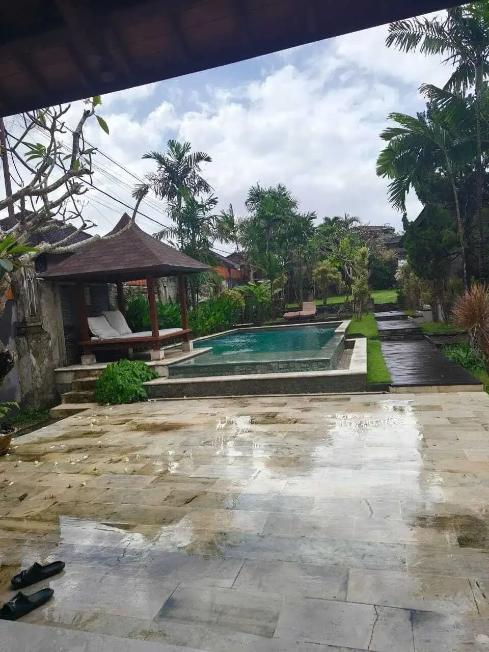 FOR RENT VILLA 3BR FURNIHED BIG GARDEN BIG POOL LOCATION UMALAS - Image 3 of 10