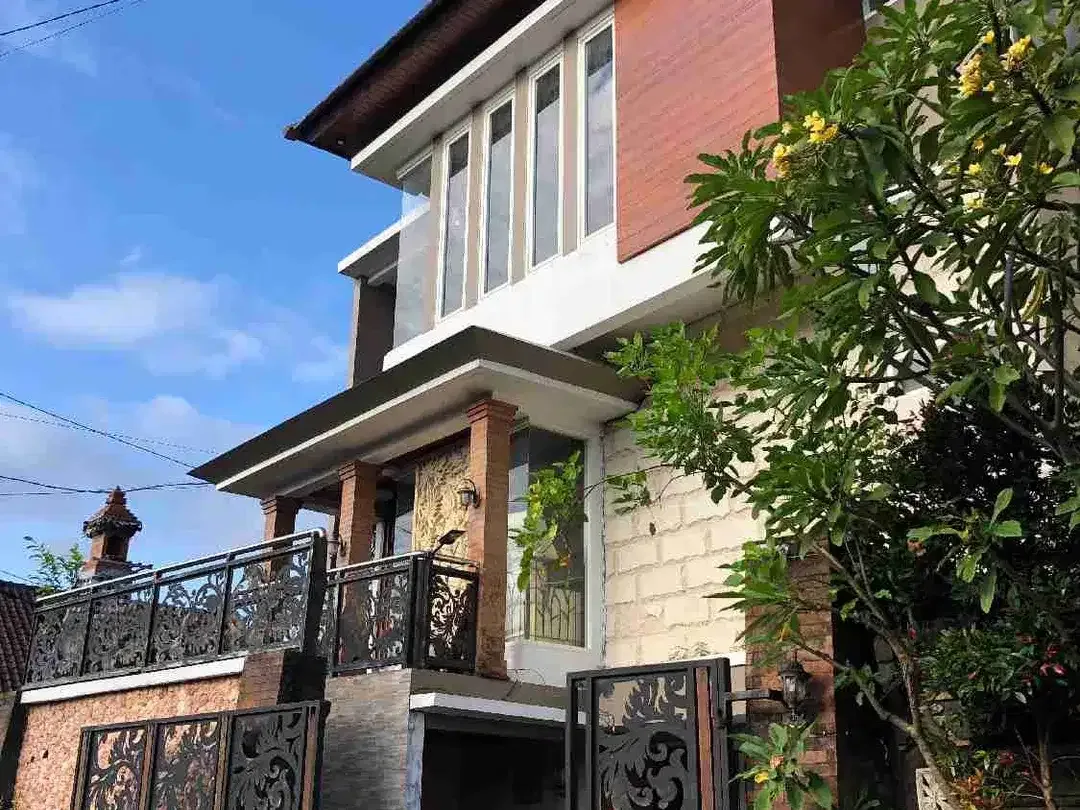Rumah 3 Lantai Kokoh Desain Modern di Muding Kerobokan Bali - Image 1 of 10
