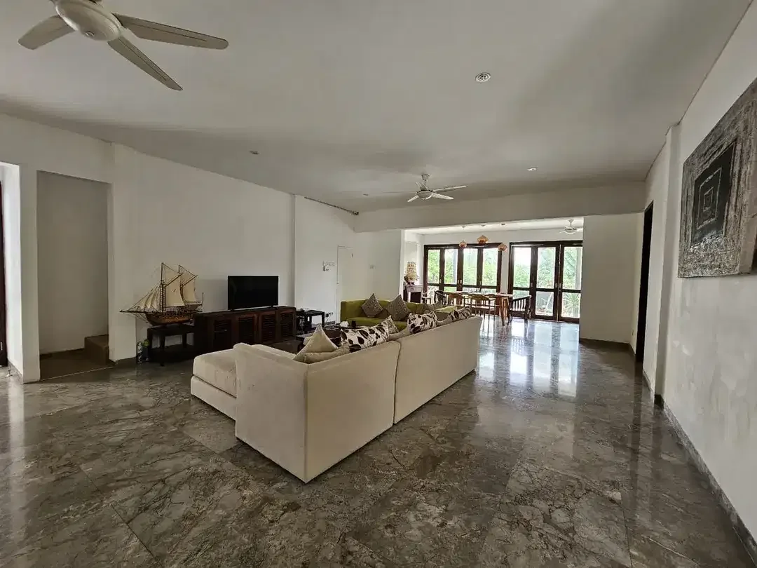 Astonishing Colonial Design Villa 5 Bedrooms near Tumbakbayuh For Sale Now - FREEHOLD - Image 3 of 10