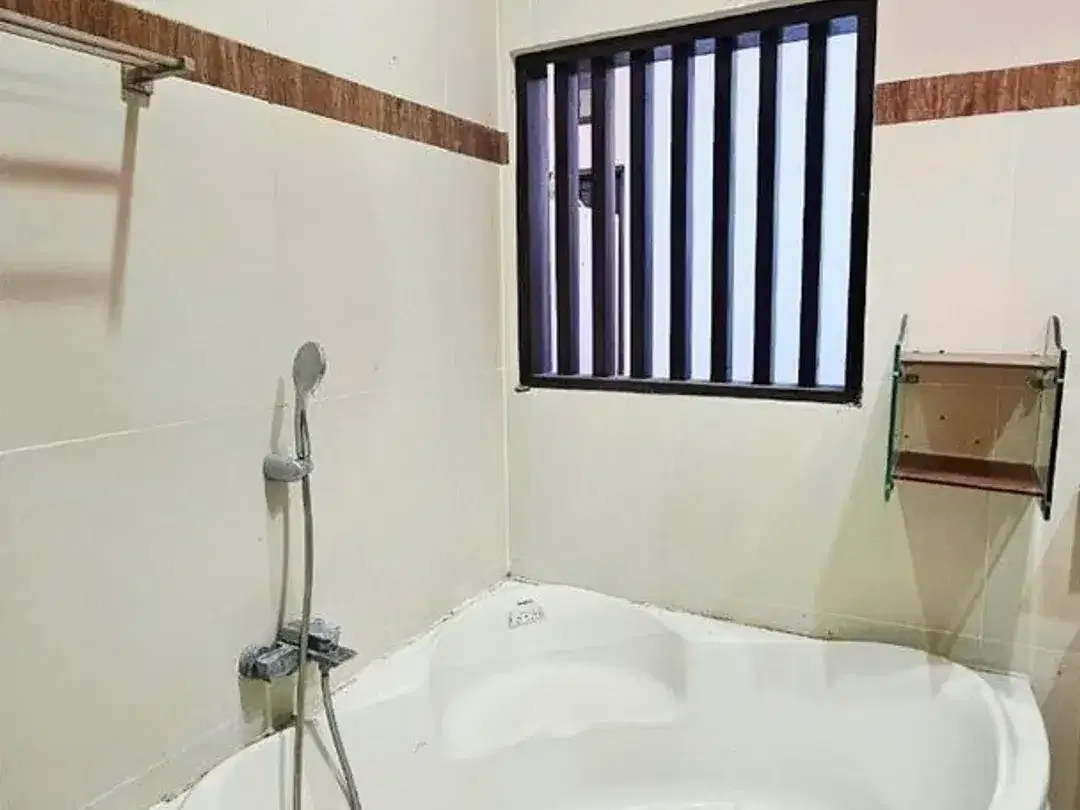 Rumah 8 Kamar Tidur Siap Huni Dijual, di Muding, Kerobokan Area - Image 9 of 9
