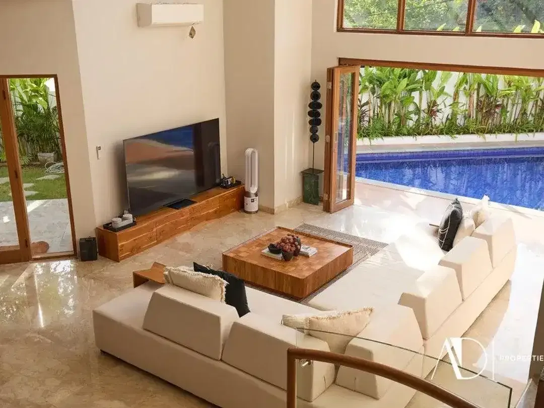 FREEHOLD | MODERN 5-BEDROOM LUXURY VILLA IN SEMINYAK - Image 9 of 10