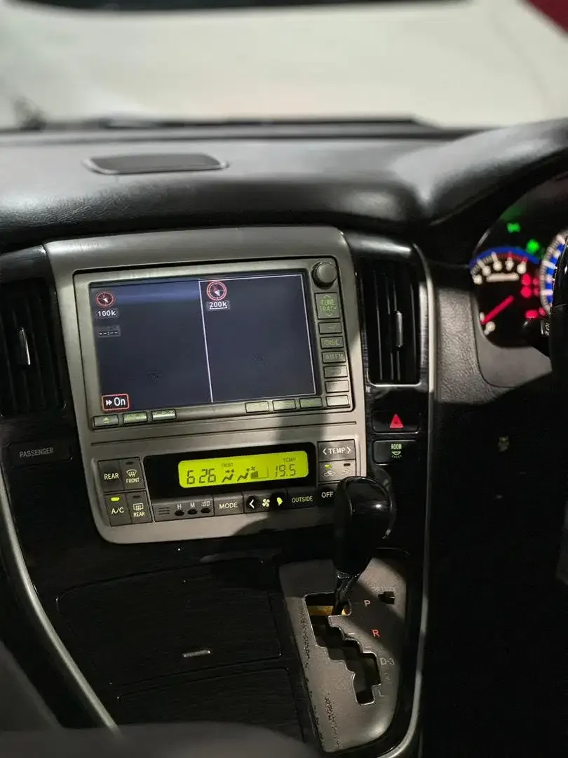 Toyota Alphard G 2005 - Image 9 of 10