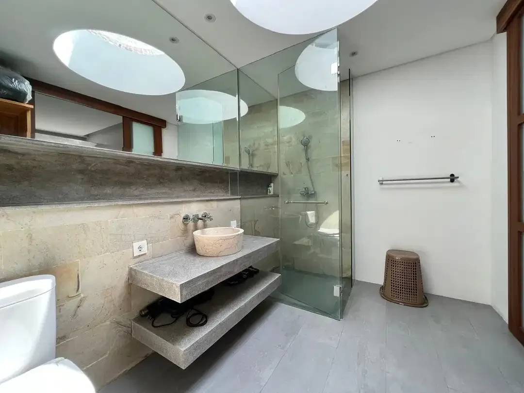FOR SALE VILLA ONE GATE Sistem IN KEROBOKAN - Image 6 of 10