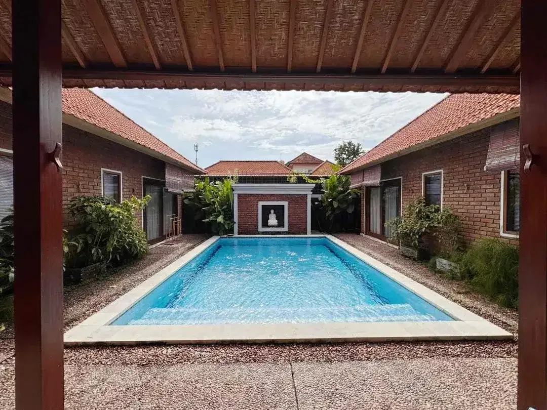 4 BEDROOMS RUMAH STYLE VILLA, TENANG LOKASI STRATEGIS DI SANUR KAUH - Image 1 of 10