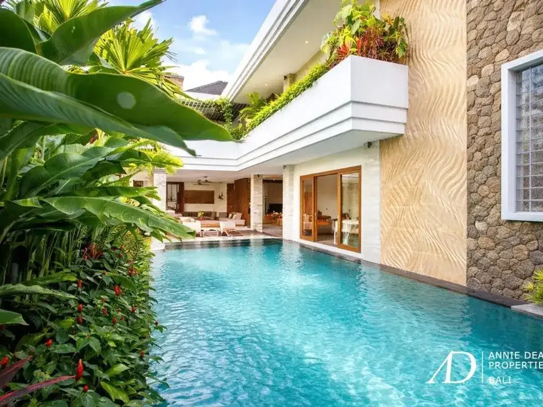 FREEHOLD | MODERN TROPICAL DESIGN 3-BEDROOM VILLA IN JIMBARAN - Image 1 of 10