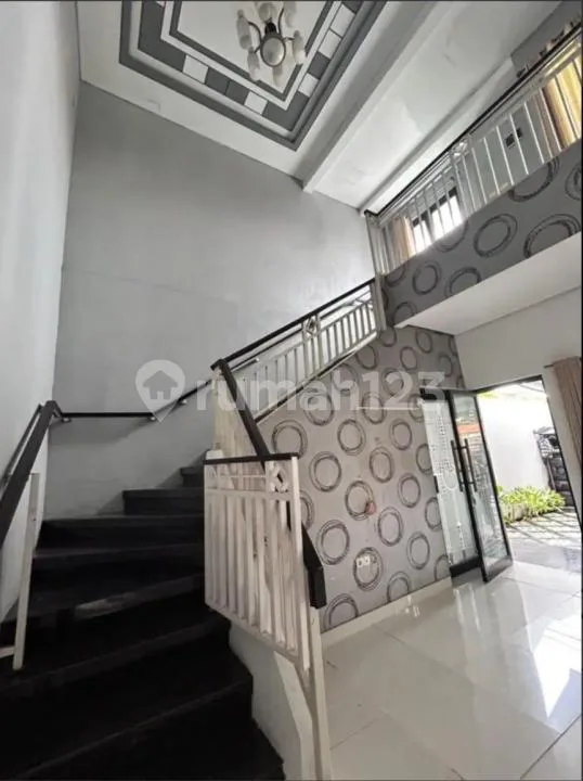 Rumah 2 Lantai Siap Huni Strategis di Laksamana Sumerta Renon - Image 3 of 4