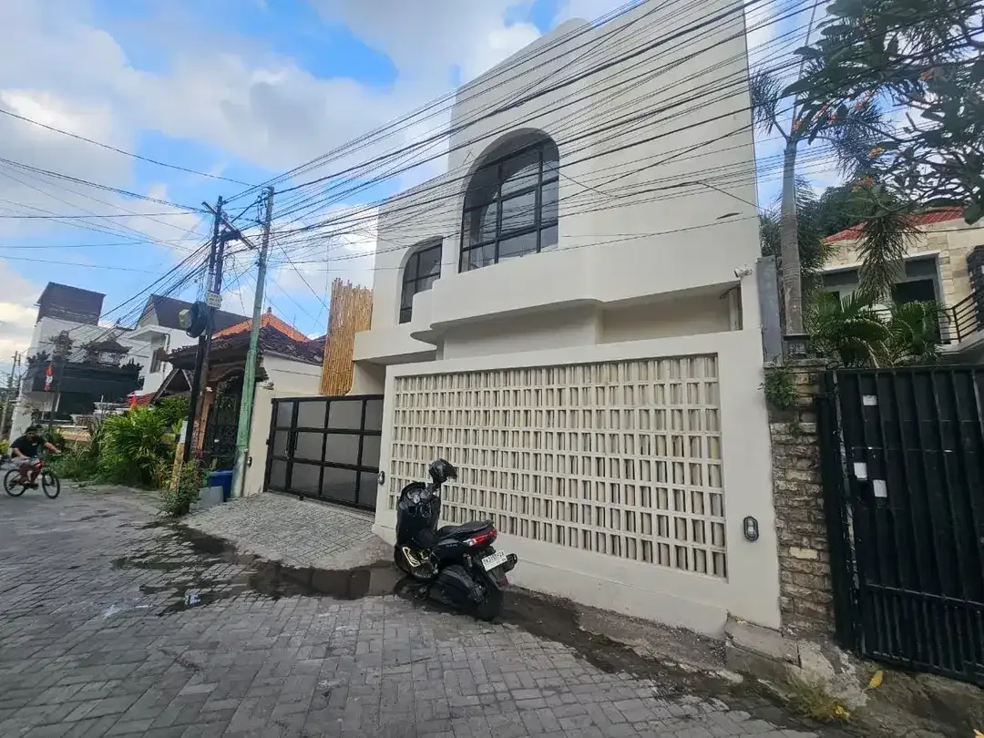 Villa Style Modern Harga Terjangkau Area Kerobokan - Image 1 of 10