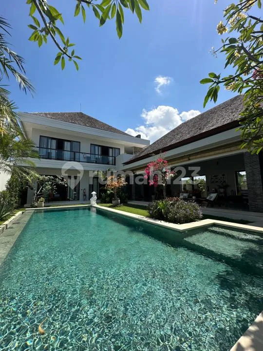 Villa Modern Tropis Canggu Dekat Pantai Batu Bolong - Image 1 of 4