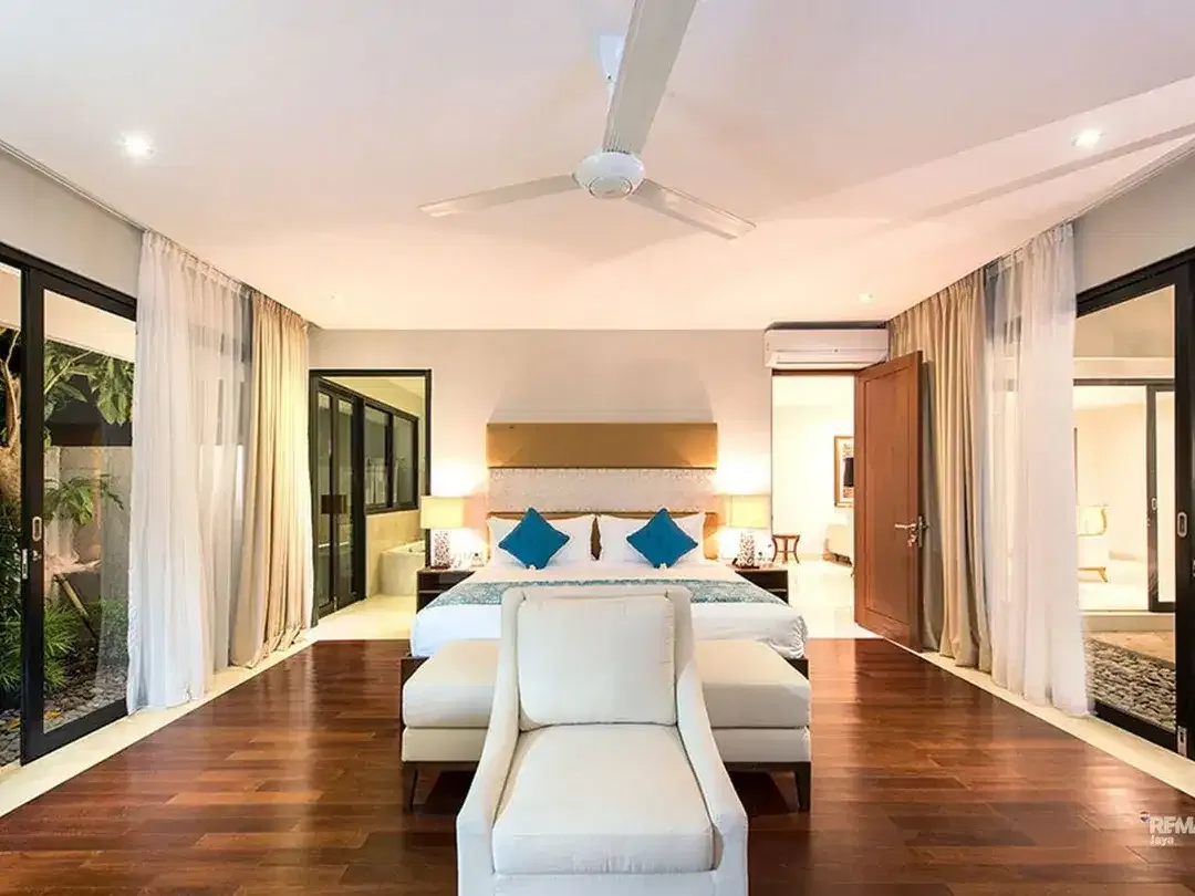 Villa with comfortable furniture for sale in Kuta Selatan. - Image 5 of 10