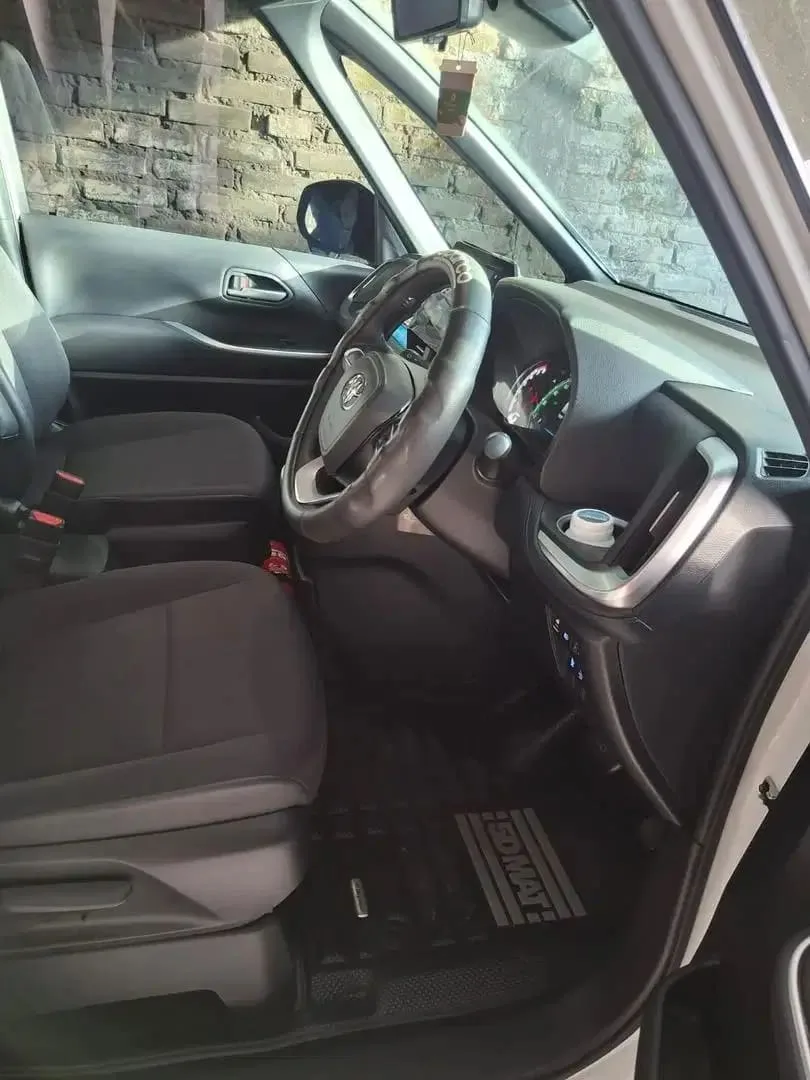 Jual Toyota Voxy 2.0 NIK 2023 Putih Metalik Very Low KM (ISTIMEWA) - Image 5 of 5