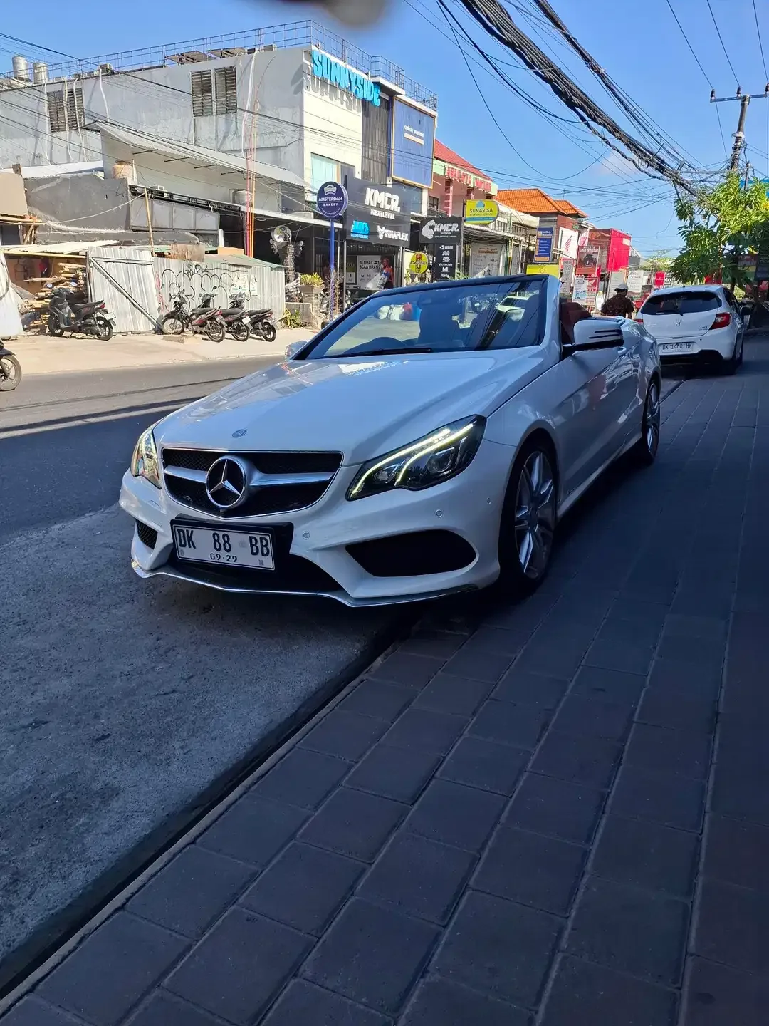 Mercedez benz  E200 AMG Cabrio - Image 2 of 6